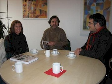 (v. l. Karmele Etxepare, Pedro Galindo und Claus M. Joest)